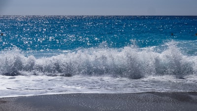 白天海滩上的海浪